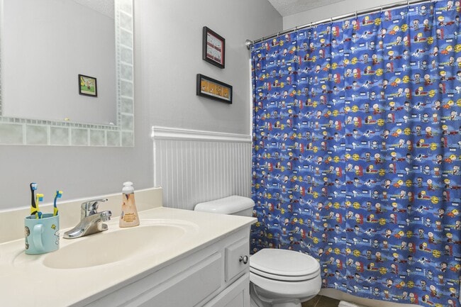 Building Photo - Inviting Jacksonville Home Near Shopping, Dining & Everyday Conveniences