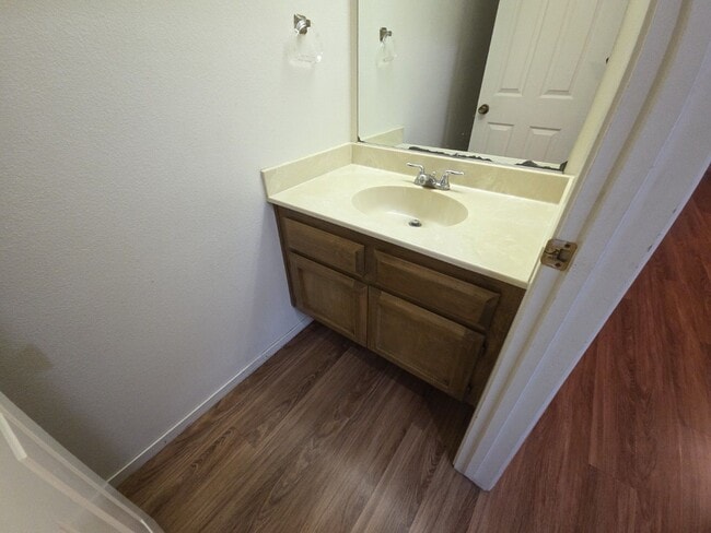 Building Photo - Cozy, Quiet Condo