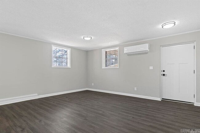 Building Photo - 2014 W Lakeview