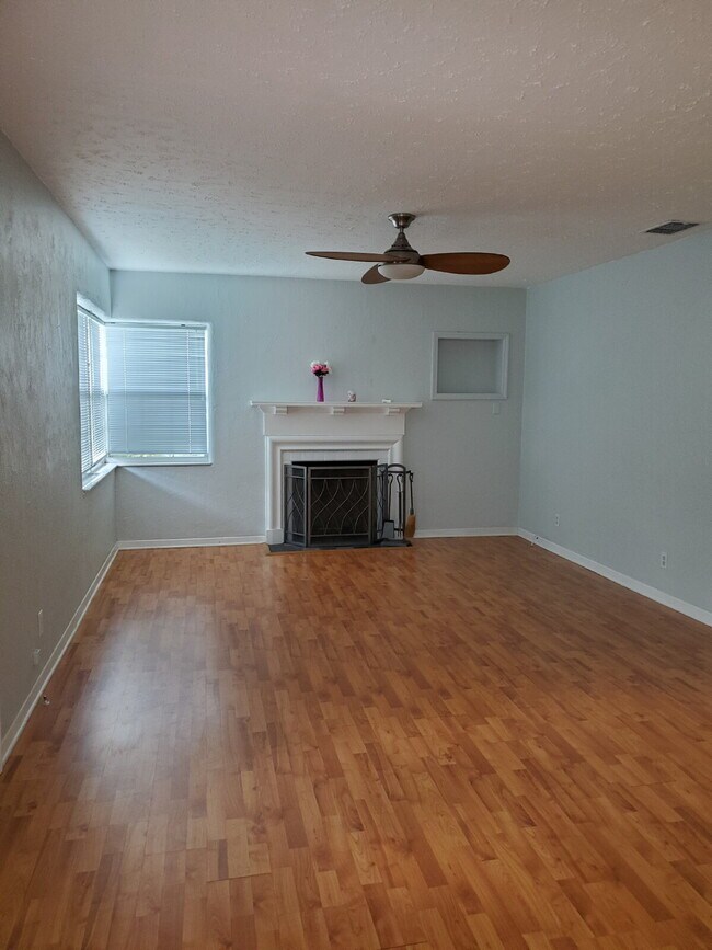 Building Photo - Walk to Lake Hollingsworth...Available Now