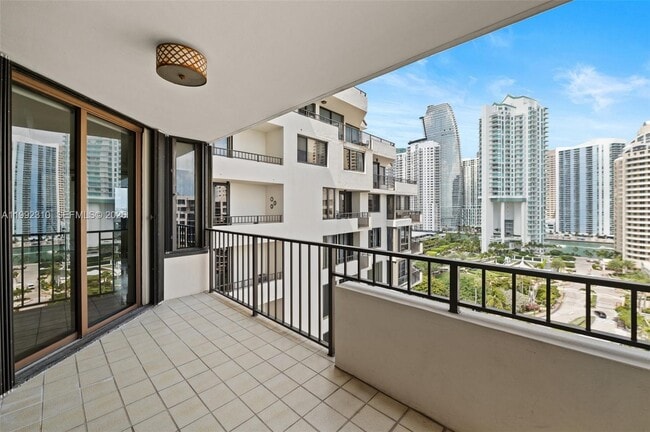 Building Photo - 520 Brickell Key Dr