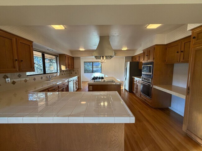 Building Photo - Beautiful home in Southwest Reno's Lake Ridge Shores East!