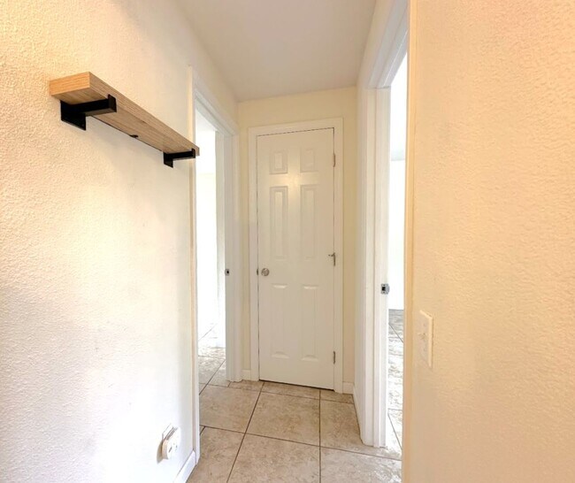 Building Photo - Updated 5 bedroom 2.5 bathroom home in Uni...