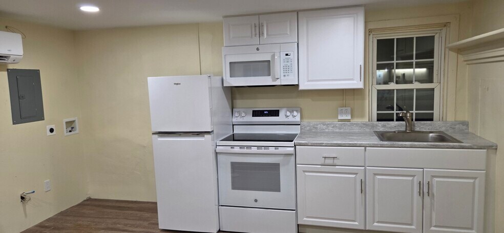 Building Photo - 335 N Main St