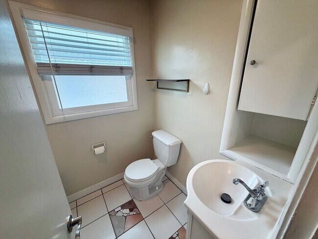 Building Photo - 2 bedroom 1 bath apartment in Downtown Monterey!
