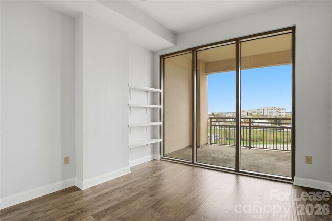 Building Photo - 701 Royal Ct