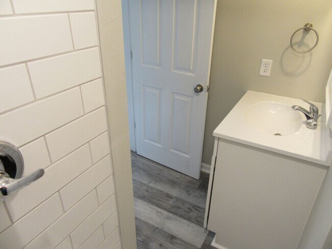 Building Photo - 9823 Clarence St