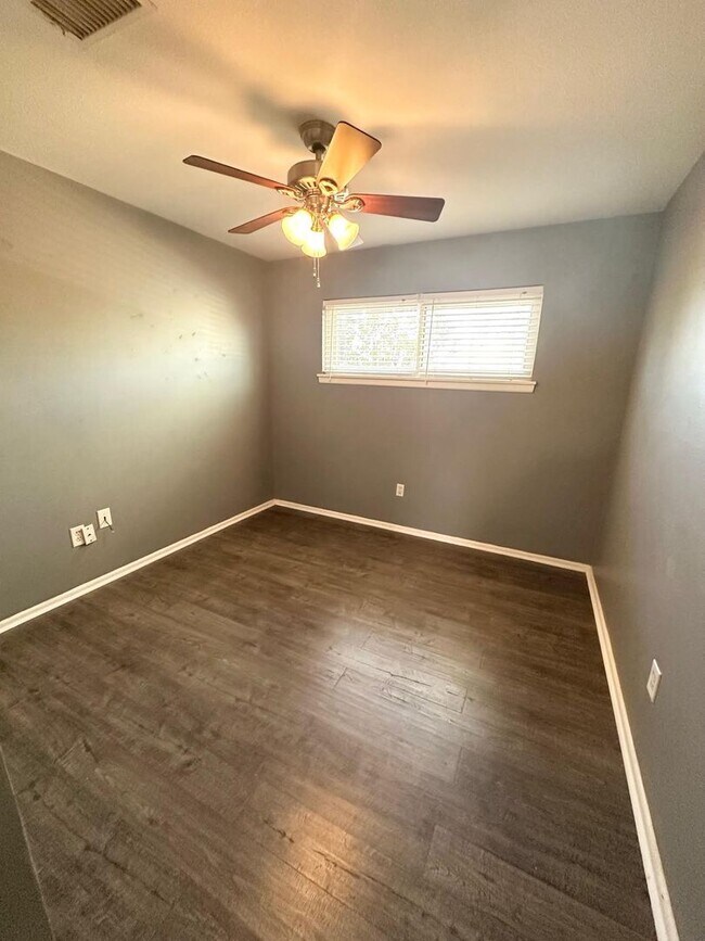 Building Photo - 3 Bed 1 Bath Ready to Rent!