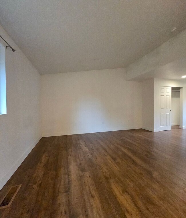 Building Photo - ***PENDING APPLICATION***4 Bedroom, 2 Bath...