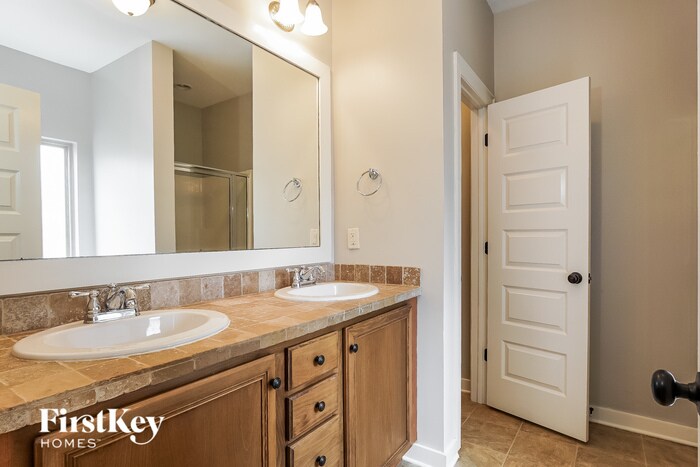 Building Photo - 604 Round Rd