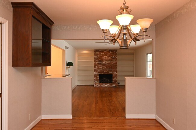Building Photo - Prime Willow Glen, Just In Time for the Ho...