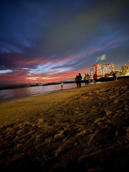 10 min walk through Fort DeRussy park - 421 Olohana St