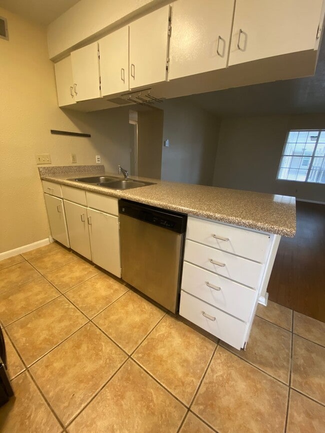 Building Photo - K002 - Pointe #61