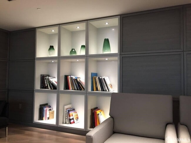 Building Photo - 318 Main St