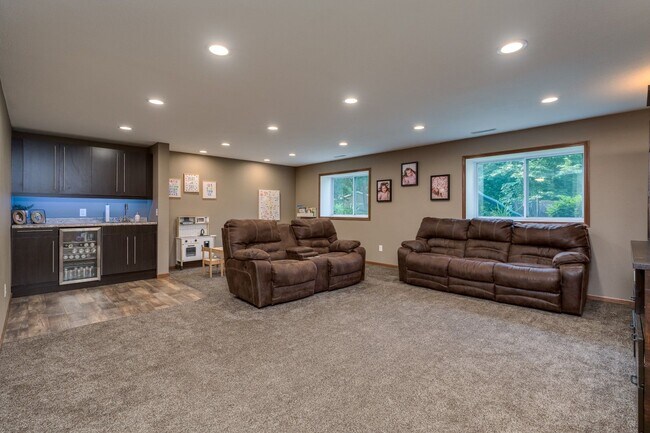 Building Photo - Stunning rambler on Tanager Road!