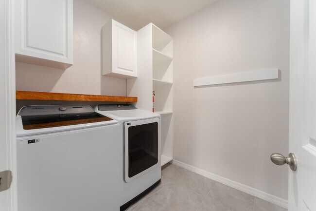 Building Photo - "Spacious 5-Bed Oasis located in SouthShore Bay!