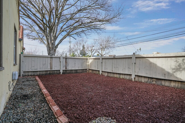 Building Photo - 1 Bed 1 Bath | Del Paso Heights area of Sacramento
