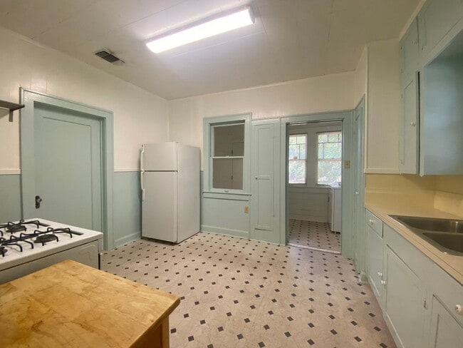 Building Photo - Prelease for August!  Close to Campus!  2800 Dancy.