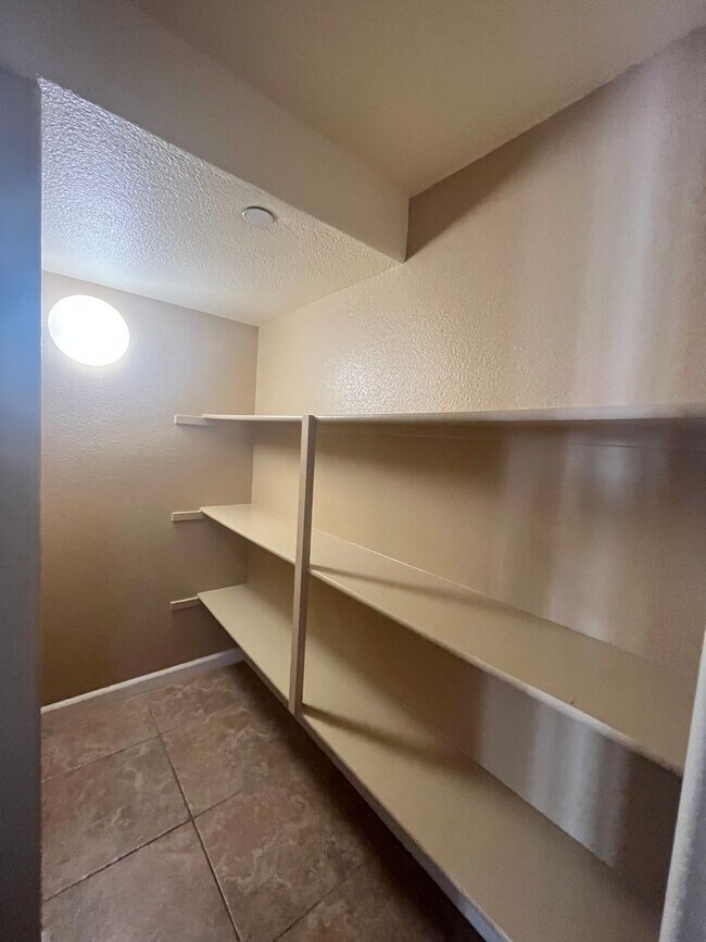 Building Photo - Spacious 3bed 2.5 bath available in Regency Park