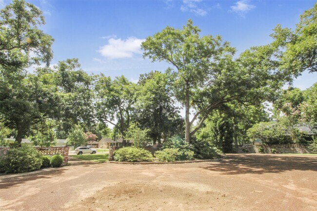 Building Photo - 536 Oak Dr