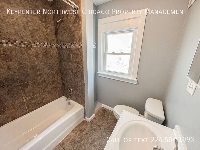 Building Photo - 471 Center St