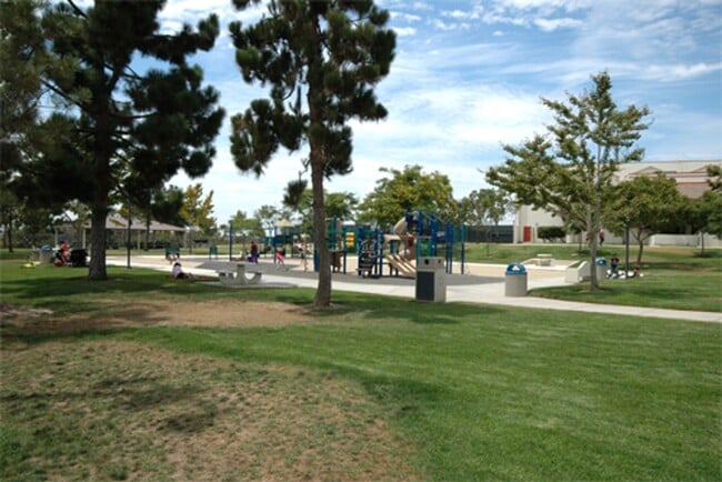 Building Photo - Beautiful 4 Br 2.5 bath Townhome in Calavera Hills!