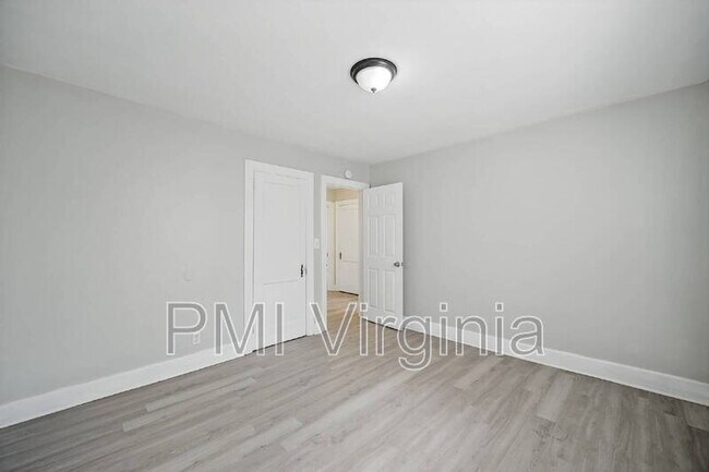 Building Photo - 3841 Chatham Cir