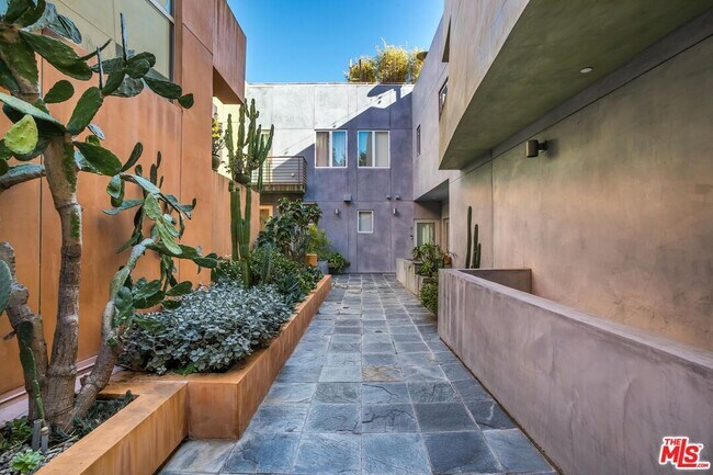 Building Photo - 900 N W Knoll Dr