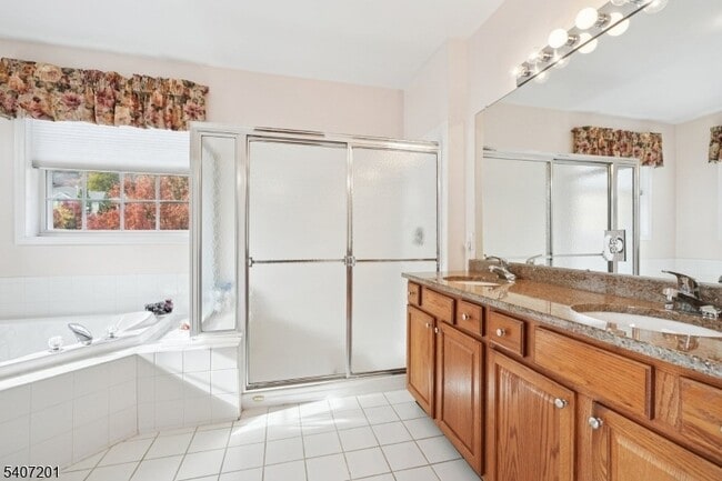 Building Photo - 806 Holly Ln