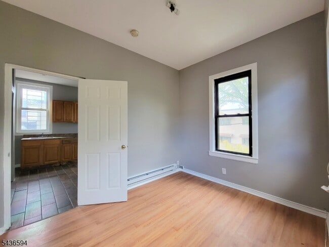 Building Photo - 423 2nd St