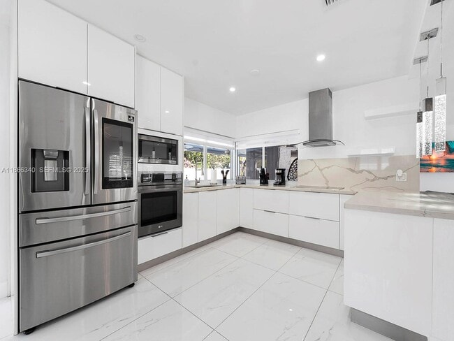 Building Photo - 6951 Miami Lakeway S