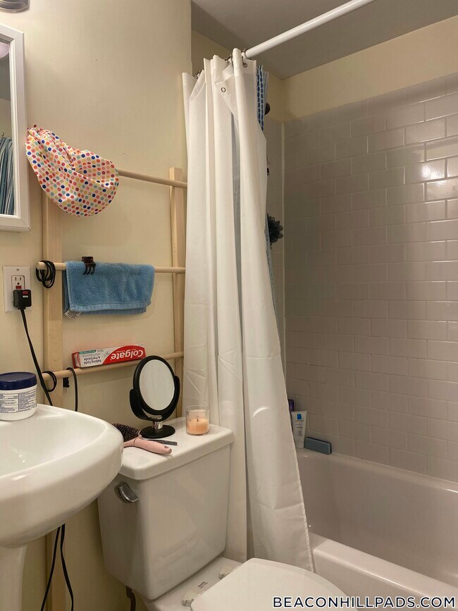 Building Photo - 28 Phillips St