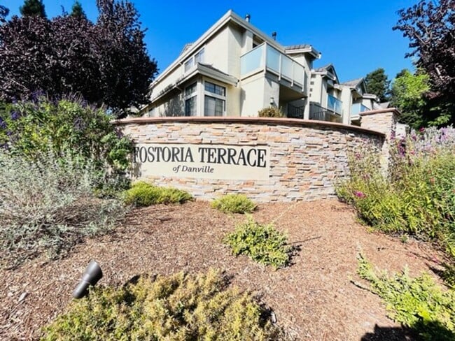 Building Photo - Move-In Ready, 2BD/2BA, Upper-Level, Singl...
