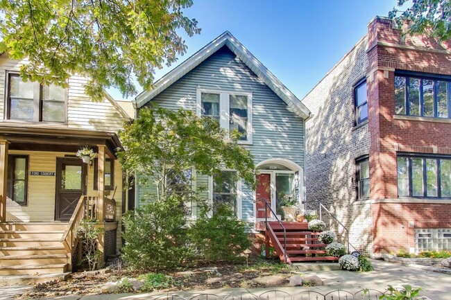 Building Photo - 3536 N Marshfield Ave