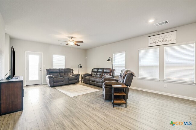 Building Photo - 10310 Mager Ln