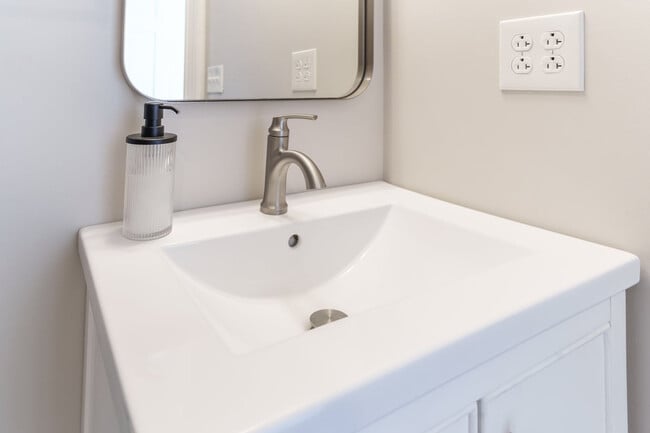 Building Photo - 99 W Circular St