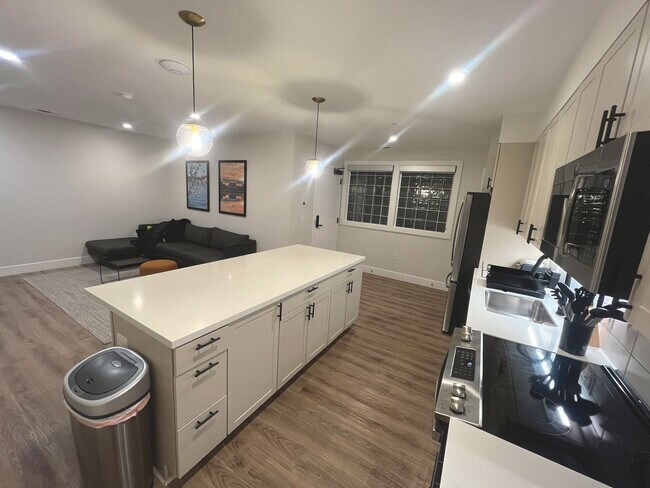 Building Photo - 225 Vine St NW