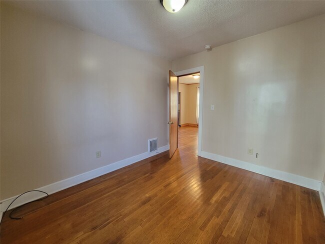 Building Photo - 90 Broad Ave