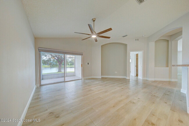Building Photo - 1085 Sedgewood Cir