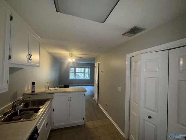 Building Photo - 2071 Woodlawn Dr SW