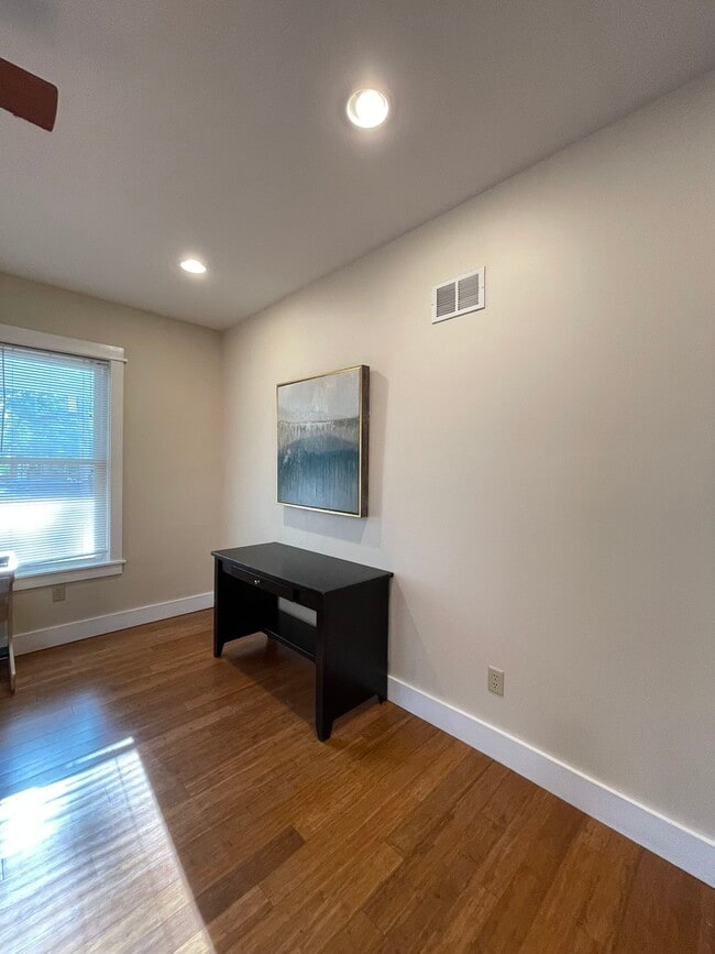 Building Photo - 524 7th Ave