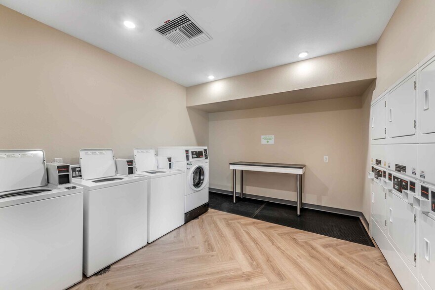 Building Photo - Furnished Studio-Colorado Springs - Center...