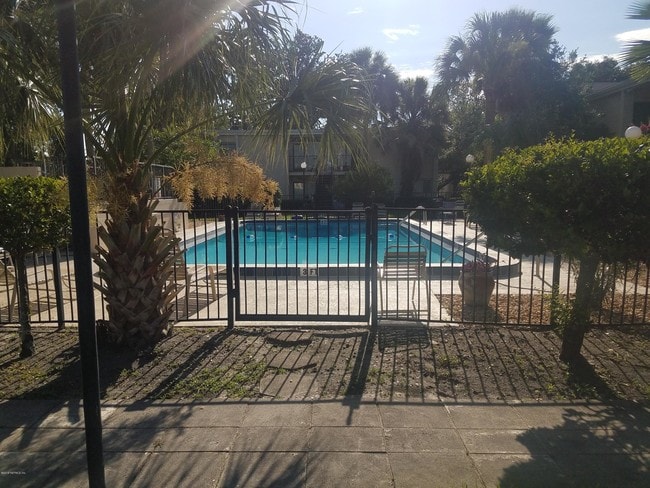 Building Photo - 2043 Dunsford Terrace