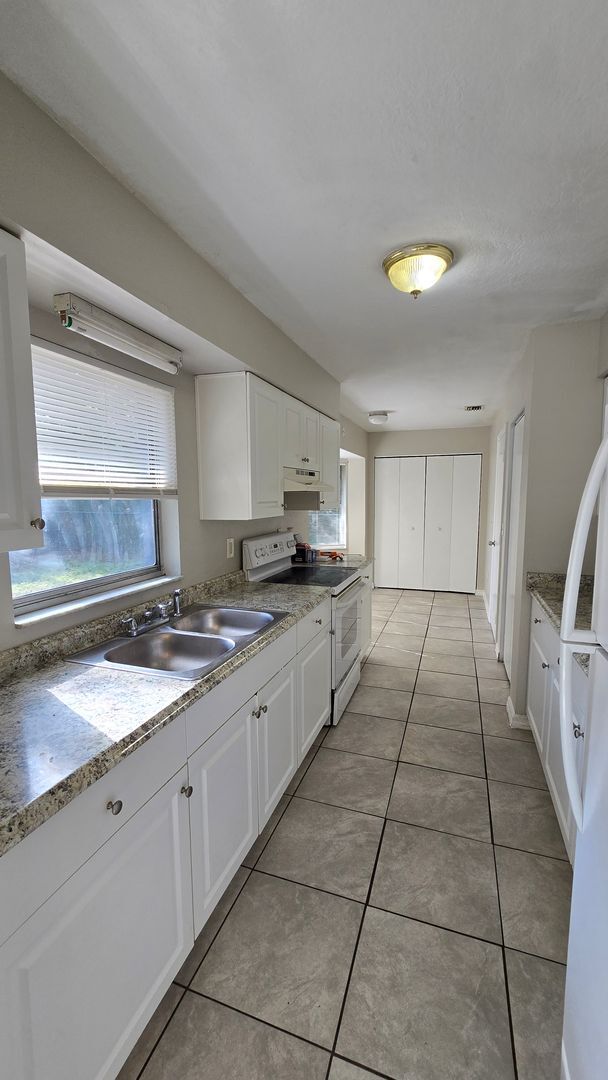 Building Photo - 3 Bed, 2 Bath, 1 Car garage.