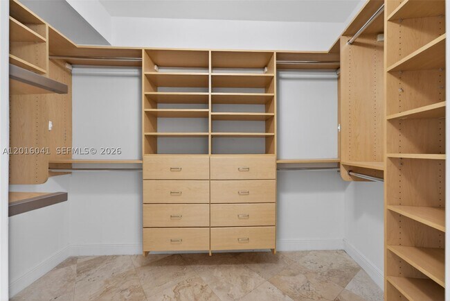 Building Photo - 808 Brickell Key Dr