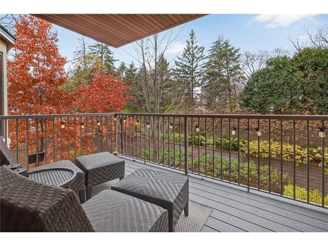 Building Photo - 5250 Grandview Square