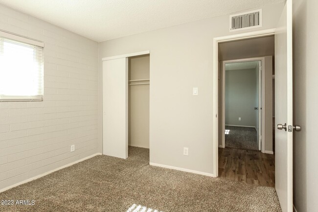Building Photo - 3251 E Hillery Dr