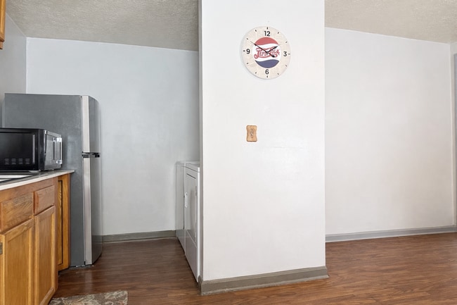 Building Photo - 606 5th St