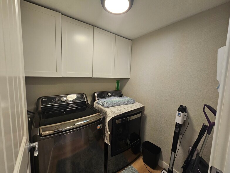 Building Photo - 7431 Willowdale Dr