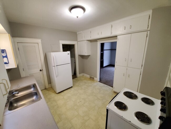 Building Photo - AVAILABLE JUNE - Great 3 Bed 1.5 Bath Near Portland Square